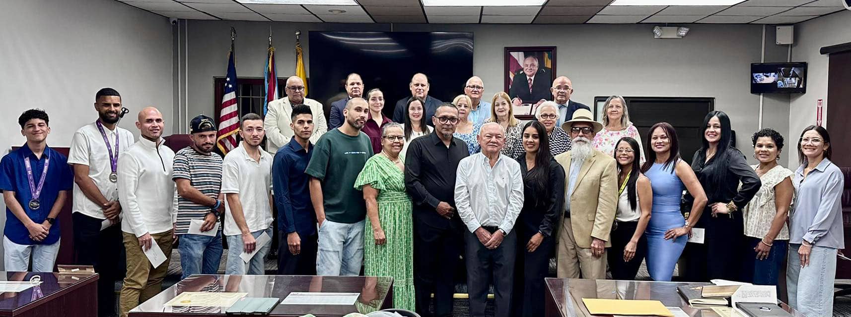 Entrega de premios de los junqueños ganadores de los primeros lugares en el Medio Maratón El Mulo